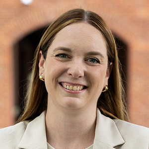 portrait of Lauren Lesser