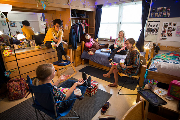 Dorm room with students